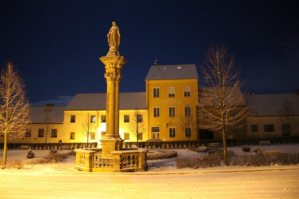 Hotel Hradec Mlazovice Экстерьер фото