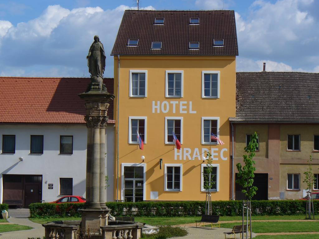 Hotel Hradec Mlazovice Экстерьер фото